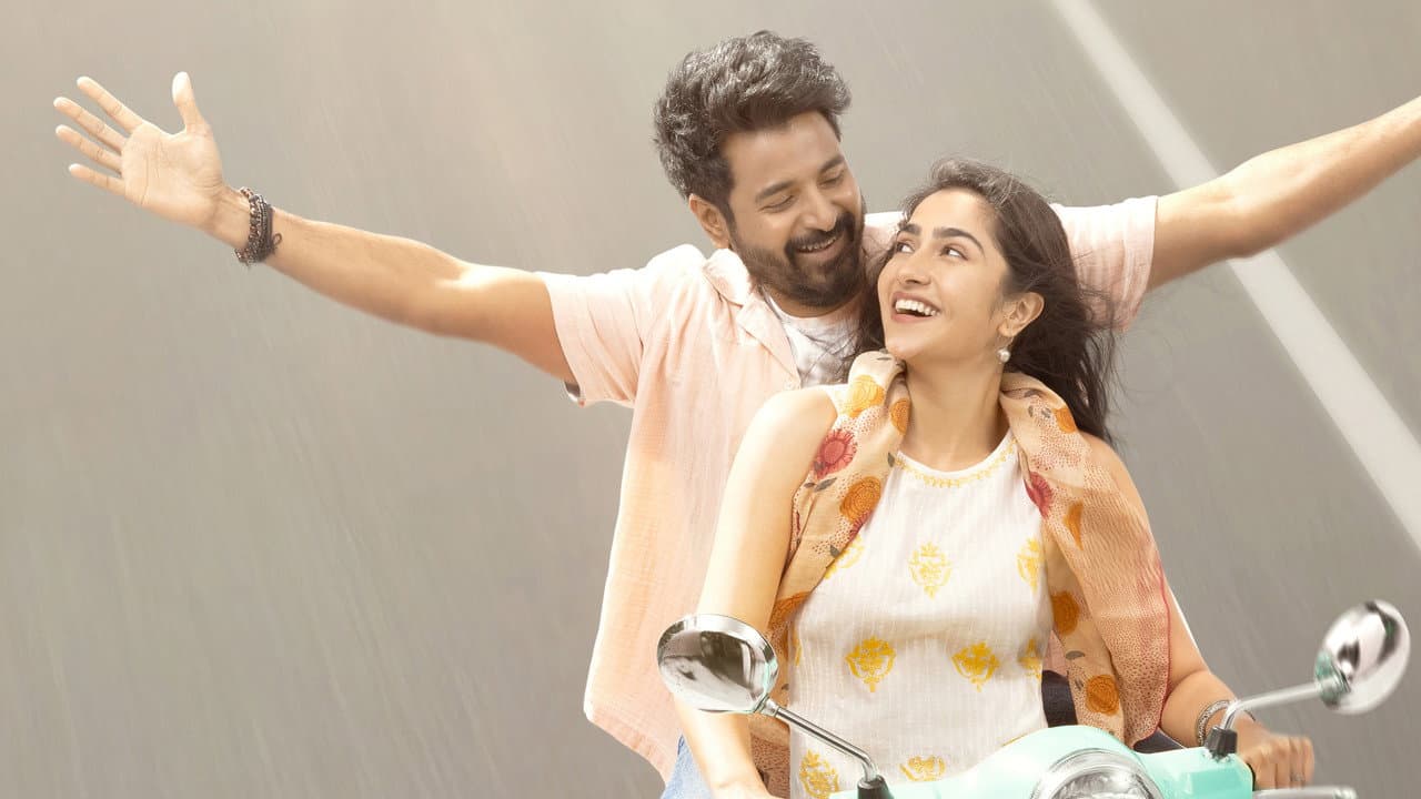 Madharaasi Movie Review: A Dark Tamil Thriller still 2